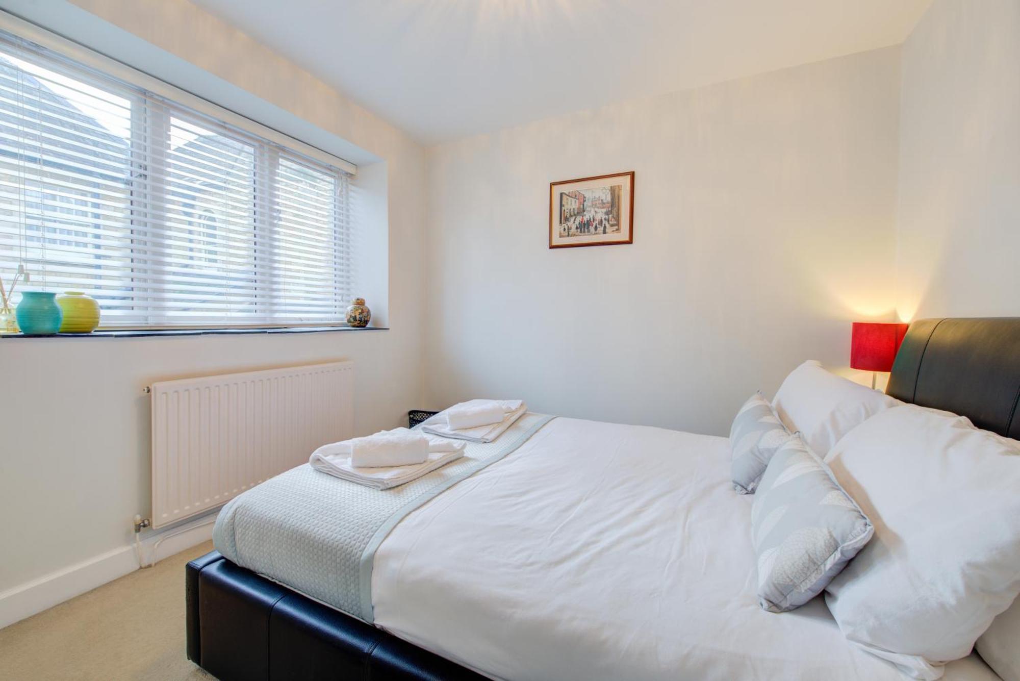Stylish Townhouse, Work Desk, Fast Wi-Fi, Sleeps 6 Stamford Ngoại thất bức ảnh