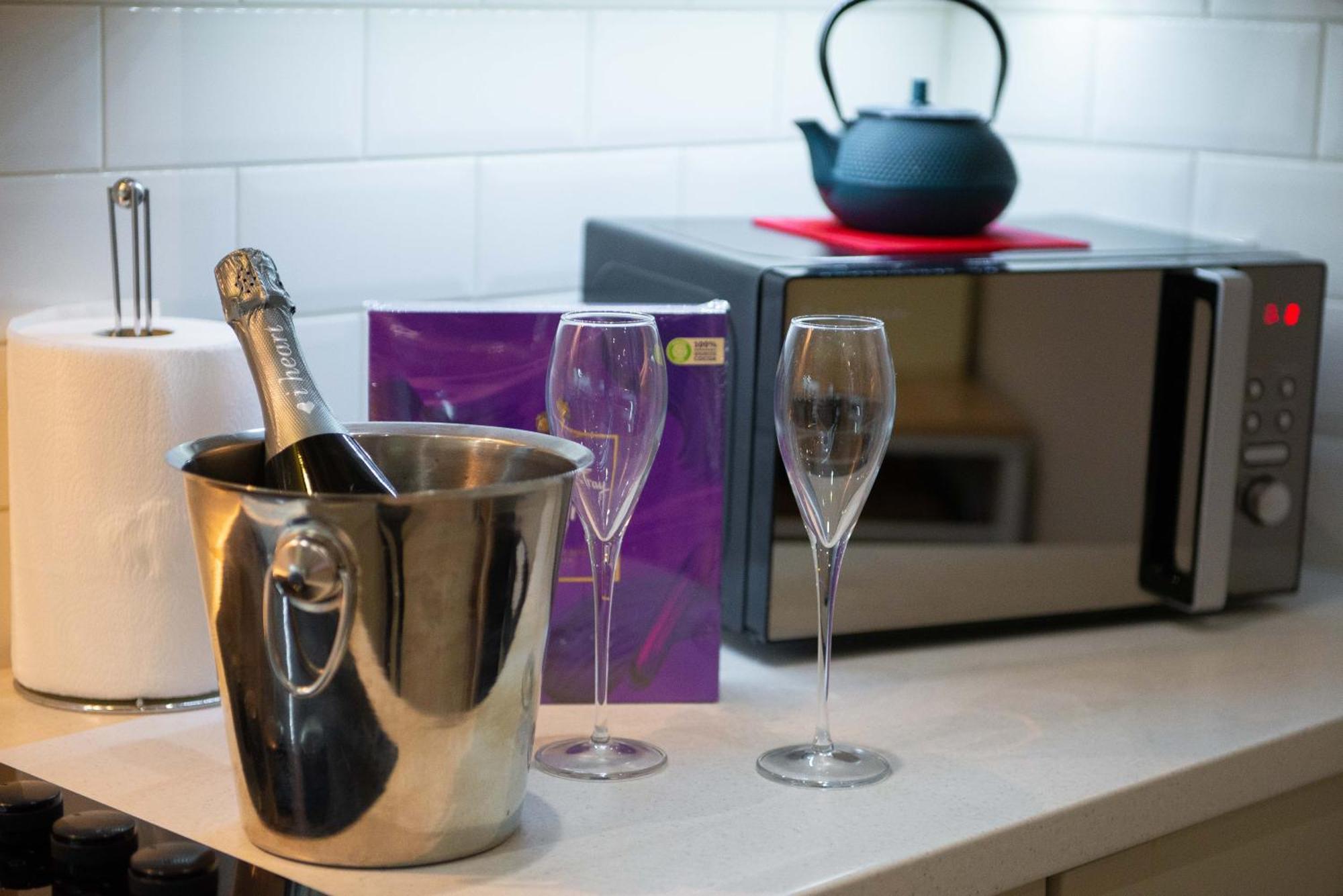 Stylish Townhouse, Work Desk, Fast Wi-Fi, Sleeps 6 Stamford Ngoại thất bức ảnh